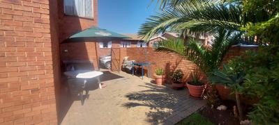 Townhouse For Sale in Maraisburg, Roodepoort