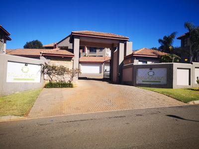 Apartment / Flat For Sale in Little Falls, Roodepoort