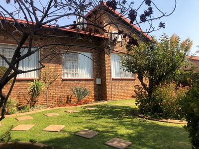 House For Sale in Little Falls, Roodepoort