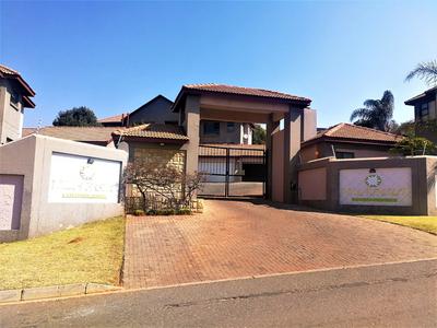 Townhouse For Sale in Little Falls, Roodepoort