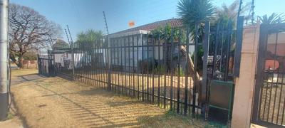 House For Sale in Roodepoort Central, Roodepoort
