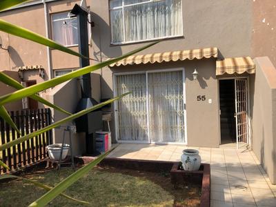 Townhouse For Sale in Florida Lake, Roodepoort