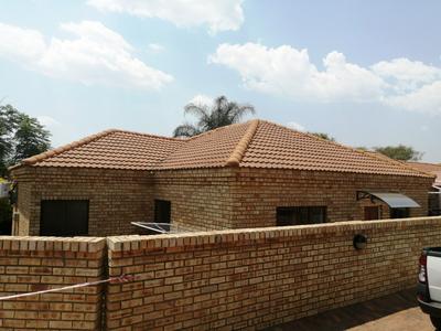 Townhouse For Rent in Pinehaven, Krugersdorp
