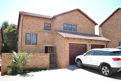 Townhouse For Rent in Ruimsig, Roodepoort