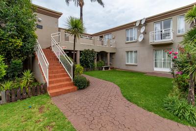 Townhouse For Sale in Roodekrans, Roodepoort