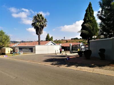 Apartment / Flat For Sale in Roodepoort West, Roodepoort