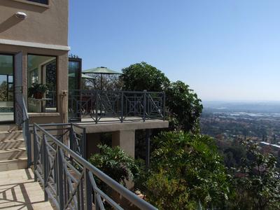 Townhouse For Sale in Constantia Kloof, Roodepoort