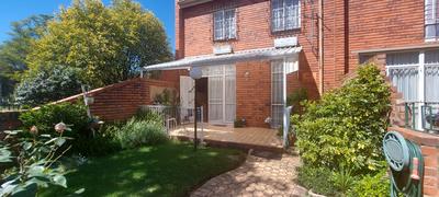 Townhouse For Sale in Florida Lake, Roodepoort