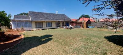 House For Sale in Roodepoort West, Roodepoort