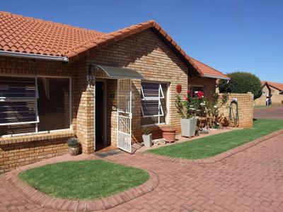 Townhouse For Sale in Groblerpark, Roodepoort