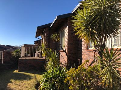 Townhouse For Sale in Wilro Park, Roodepoort