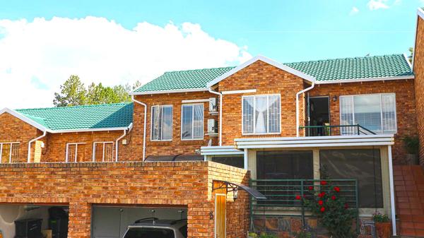 Townhouse For Sale in Helderkruin, Roodepoort