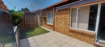 Townhouse For Sale in Wilro Park, Roodepoort