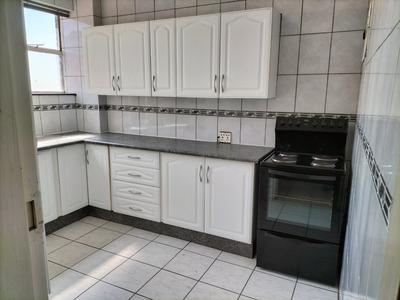 Apartment / Flat For Sale in Florida Lake, Roodepoort