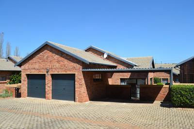 Townhouse For Rent in Sugar Bush Estate, Krugersdorp