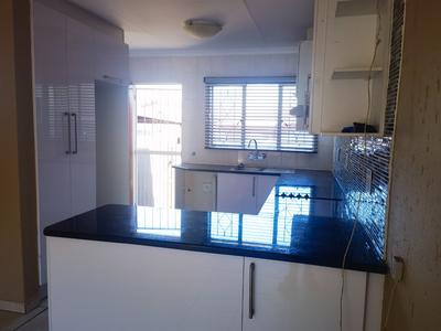 Townhouse For Rent in Georginia, Roodepoort