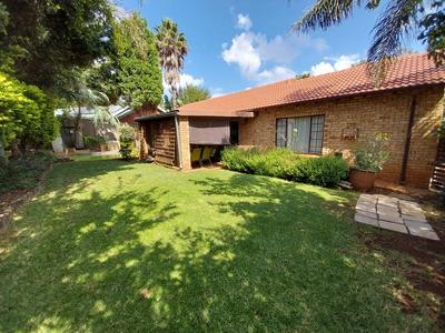 Townhouse For Rent in Strubensvallei, Roodepoort
