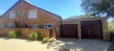 Townhouse For Rent in Wilgeheuwel, Roodepoort
