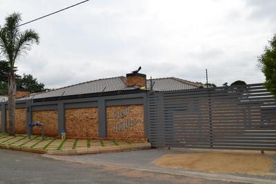 Townhouse For Rent in Kenmare, Krugersdorp