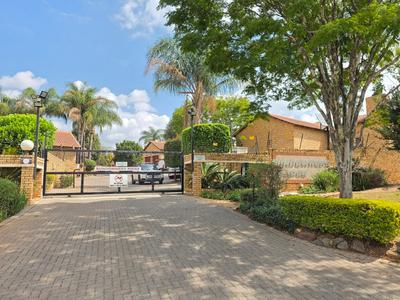 Townhouse For Sale in Ruimsig Noord, Roodepoort