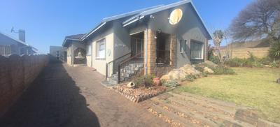 House For Sale in Lindhaven, Roodepoort