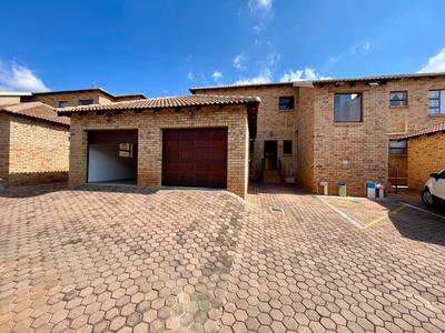 Townhouse For Sale in Chancliff Ridge, Krugersdorp