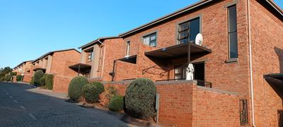 Townhouse For Rent in Helderkruin, Roodepoort