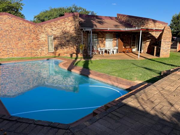 House For Sale in Rant En Dal, Krugersdorp