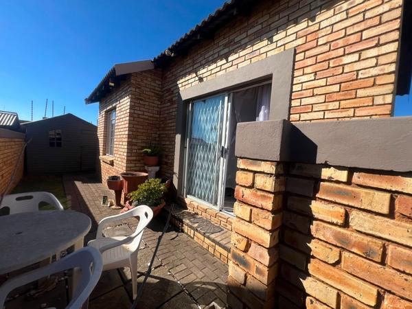 Townhouse For Rent in Greenhills, Randfontein