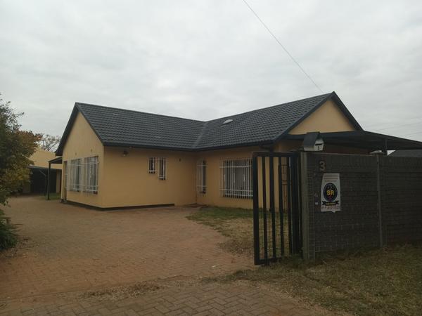 House For Sale in Helikonpark, Randfontein