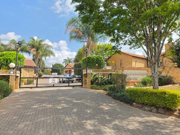 Townhouse For Sale in Ruimsig Noord, Roodepoort