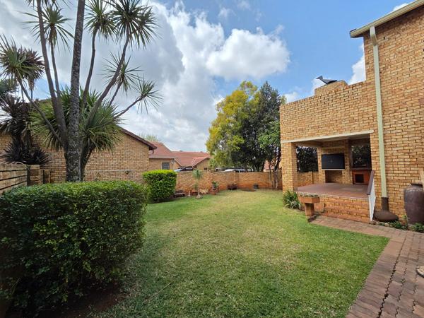 Townhouse For Sale in Ruimsig Noord, Roodepoort